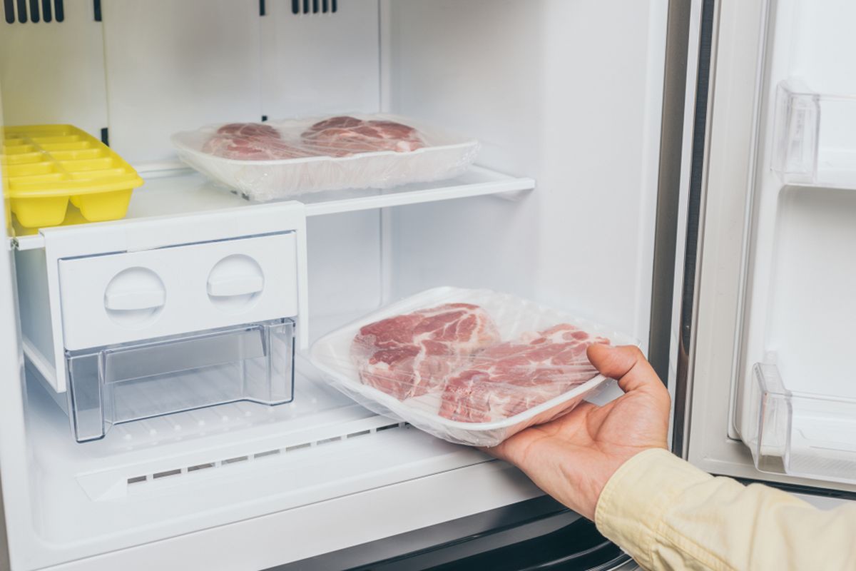 Ilustrasi freezer, menyimpan makanan di freezer. 