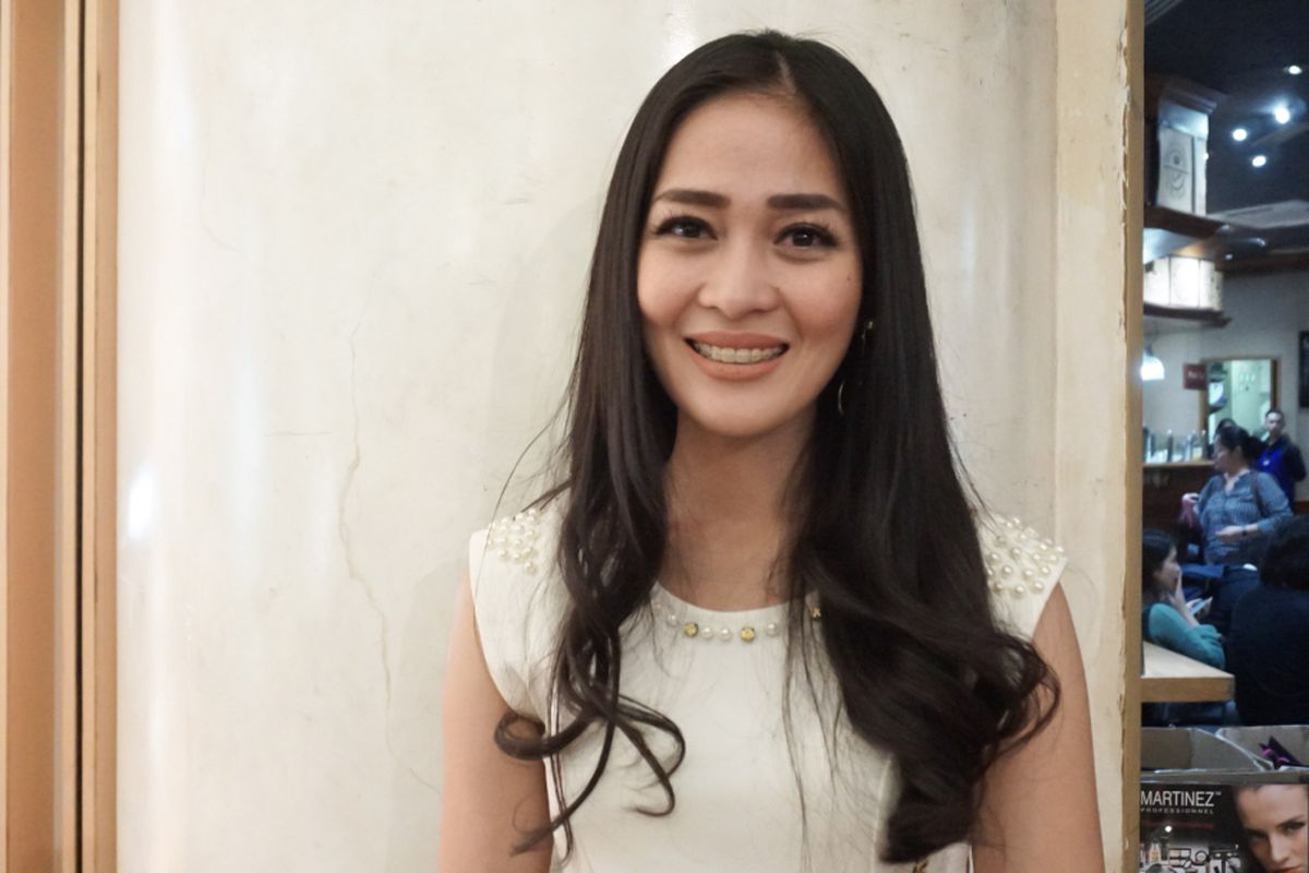 Artis peran yang juga pembawa acara Gracia Indri saat ditemui di The Celebrity Make Up by Martinez Professionel di Pondok Indal Mall, Jakarta Selatan, Jumat (3/8/2018).