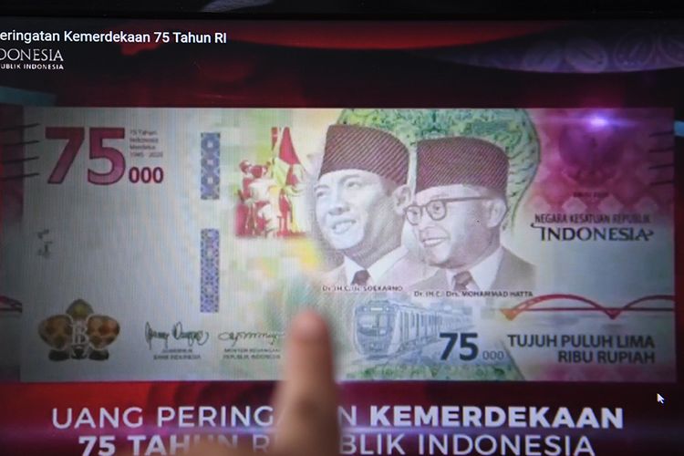 Warga memotret layar yang menampilkan uang lembar pecahan Rp 75.000 saat diluncurkan secara virtual, di Jakarta, Senin (17/8/2020). Bank Indonesia mengeluarkan uang Peringatan Kemerdekaan 75 Tahun Republik Indonesia dengan bentuk lembar pecahan Rp 75.000.