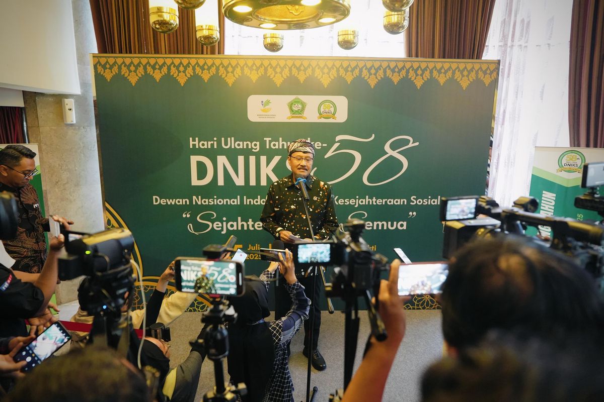 Menteri Sosial Saifullah Yusuf memberikan keterangan pers dalam peringatan HUT ke-58 Dewan Nasional Indonesia untuk Kesejahteraan Sosial (DNIKS) di Jakarta.