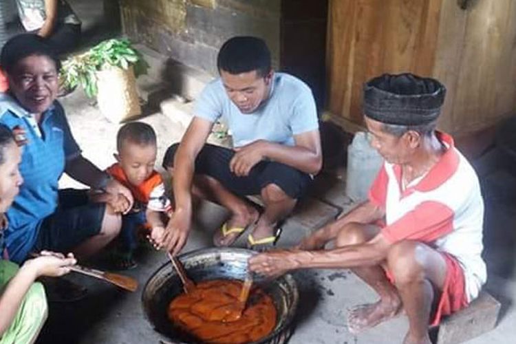 Kampung Lembah Tado, Desa Ranggu, Kecamatan Kuwus Barat, Kabupaten Manggarai Barat, Nusa Tenggara Timur, dikenal sebagai pusat kuliner kukih sobol dengan bahan baku ketela pohon. Selain kukih sobol, kampung ini terkenal dengan kokor gola yaitu mencetak gula merah. Foto diambil Kamis (17/1/2019).