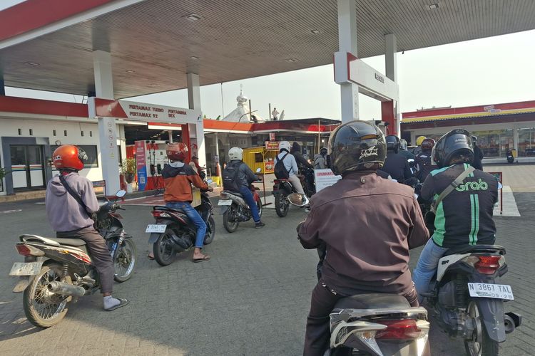 Antrean SPBU di Malang, Pertamina Tambah Pasokan Pertalite 67 Kiloliter per Hari