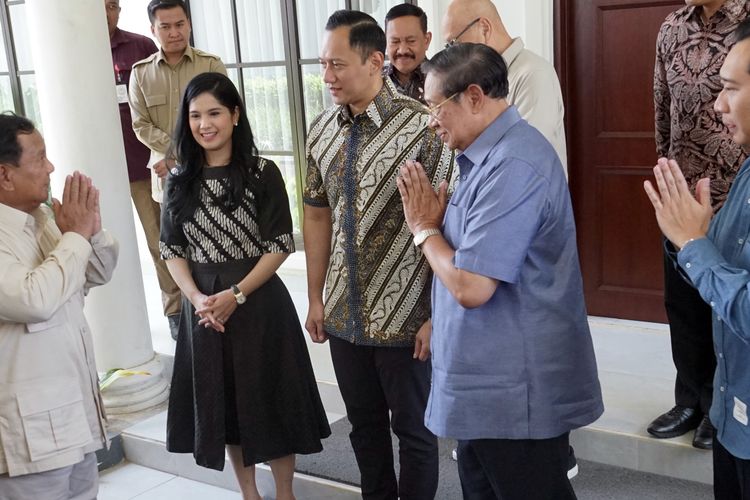 Capres nomor urut 2 Prabowo Subianto (kiri) disambut mantan Presiden Susilo Bambang Yudhoyono (kedua kanan) didampingi Ketua Umum Partai Demokrat (Agus Harimurti Yudhoyono (tengah) dan Wakil Ketua DPP Partai Demokrat Edhie Baskoro Yudhoyono (kanan) saat berkunjung ke Museum dan Galeri SBY-ANI di Pacitan, Jawa Timur, Sabtu (17/2/2024). Selain menyampaikan rasa terima kasih dan rasa hormat atas totalitas SBY dalam ikhtiar peenangannya di Pemilu 2024, kesempatan pertemuan itu dimanfaatkan Prabowo untuk berdiskusi tentang membangun koalisi pemerintahan yang kuat di bawah kepemimpinan Prabowo-Gibran. 