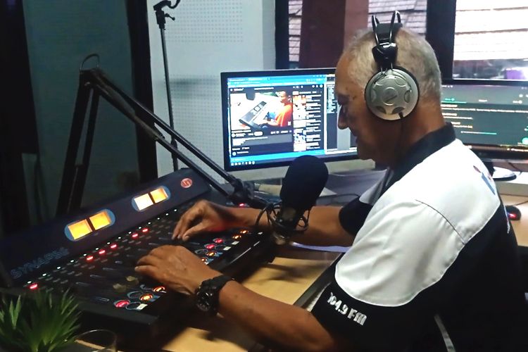Nardi penyiar radio dari tahun 1974 hingga saat ini masih melakuakn siaran di radio Magetan Indah. Dari era piringan hitam hingga pengunaan computer untuk memutar lagu dialami oleh Nardi.