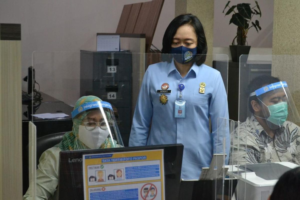 Kepala Kantor Imigrasi Kelas I Non TPI Tangerang Felusia Sengky Ratna (baju biru), Jumat (3/7/2020)