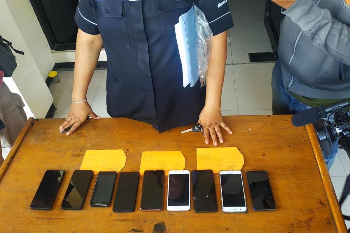 Polisi mengamankan 8 unit ponsel dari tangan komplotan copet spesialis konser di Mal Summarecon Bekasi.