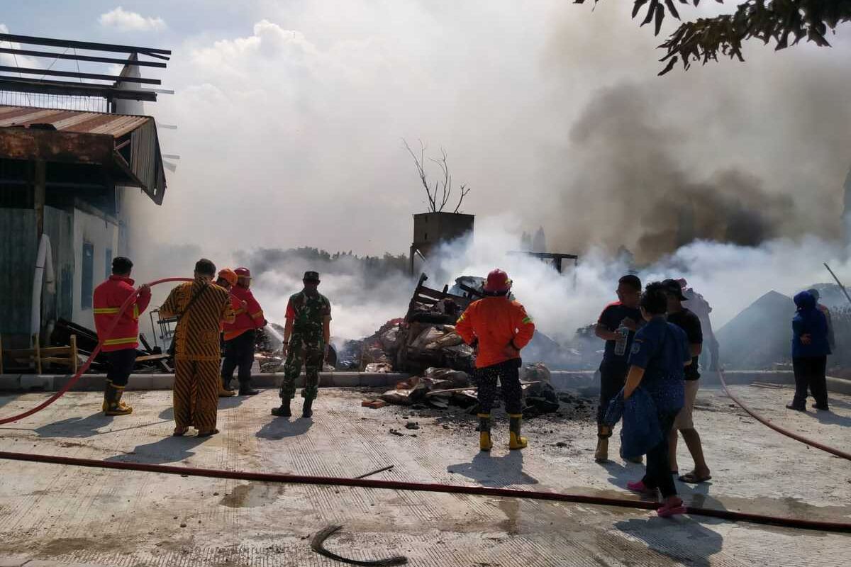 Petugas berusaha memadamkan api yang melumat perusahaan benih PT Sang Hyang Seri di Desa Tempel Wetan, Kecamatan Loceret, Kabupaten Nganjuk, Senin (18/7/2022). Doc: Damkar Nganjuk