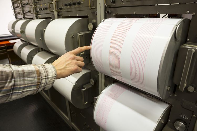 Seismograf digunakan untuk mencatat gempa bumi pada lembar kertas pengukur. 