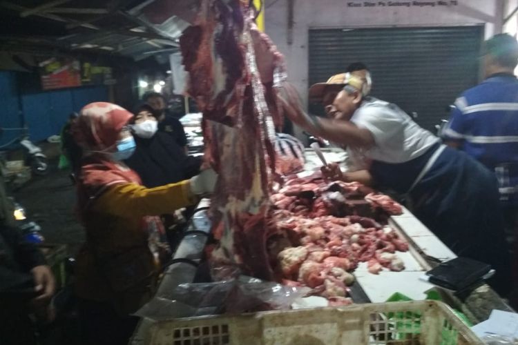 Sebanyak 73 kilogram daging dan hasil ternak tak layak konsumsi berhasil diamankan petugas Dinas Pertanian dan Pangan (Disperpa) Kota Magelang, Jawa Tengah pada operasi yustisi yang digelar sejak Selasa (26/4/2022).