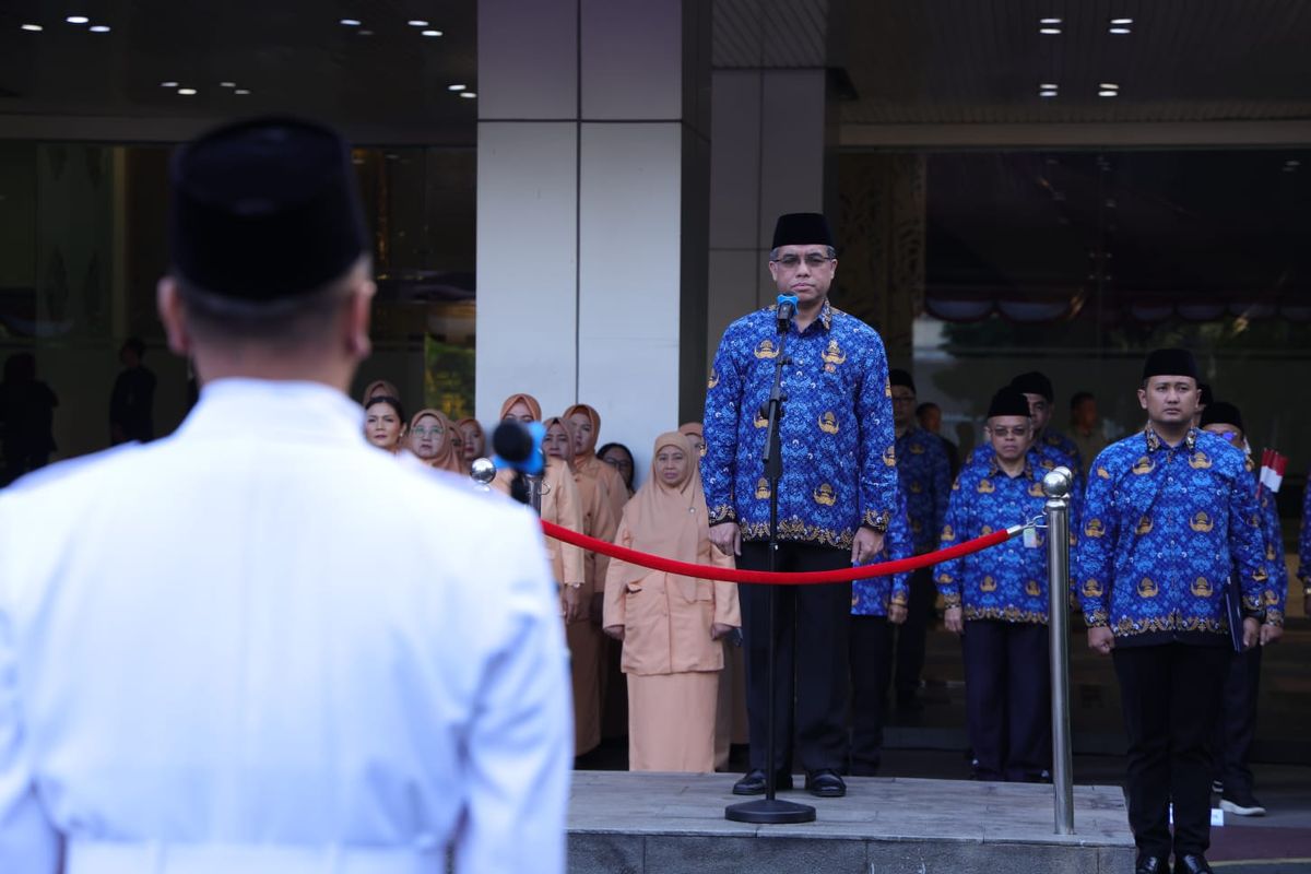 Menteri Ketenagakerjaan (Menaker) Yassierli memimpin upacara peringatan HUT ke-80 Republik Indonesia di Plaza Kemenaker, Jakarta, Minggu (17/8/2025).
