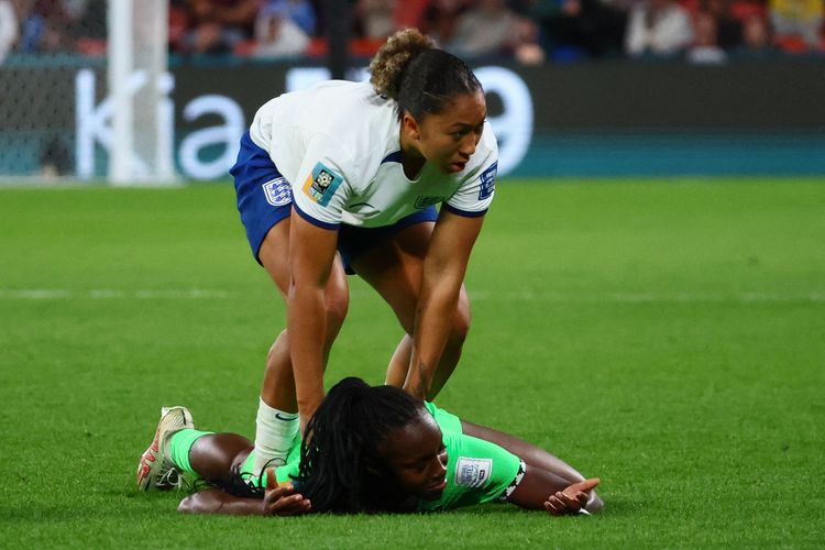 Penyerang Inggris Lauren James (putih) saat bersama bek Nigeria, Michelle Alozie, pada pertandingan 16 besar Piala Dunia Wanita Australia dan Selandia Baru antara Inggris vs Nigeria di Stadion Brisbane di Brisbane pada 7 Agustus 2023. (Foto oleh Patrick Hamilton / AFP