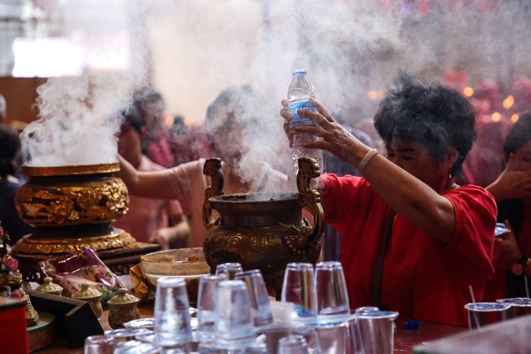 Warga keturunan etnis Tionghoa berdoa merayakan tahun baru Imlek 2570 di Wihara Dharma Bakti, Jakarta, Selasa (5/2/2019). Perayaan Imlek akan berlangsung selama 15 hari dan ditutup dengan Cap Go Meh.