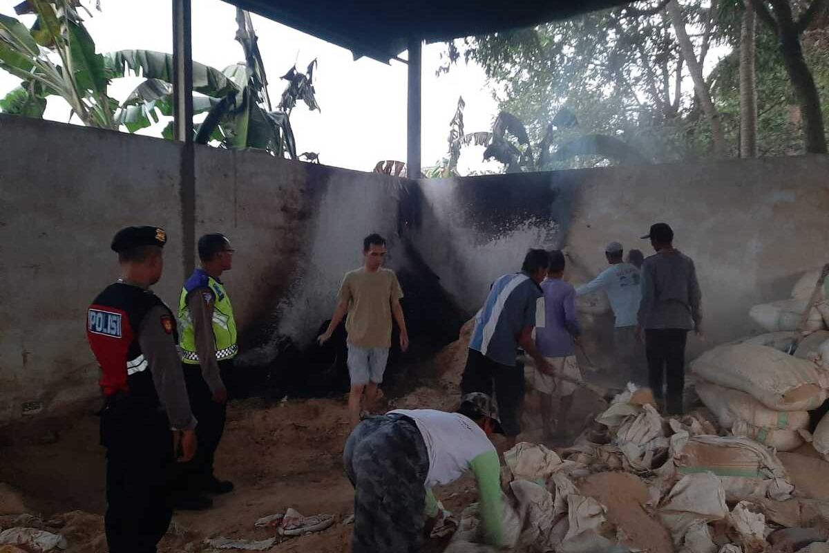 Pemadam kebakaran bantu memadamkan api di gudang pakan ayam di Pedukuhan Prembulan, Kalurahan Pandowan, Kapanewon Galur, Kabupaten Kulon Progo, Daerah Istimewa Yogyakarta.