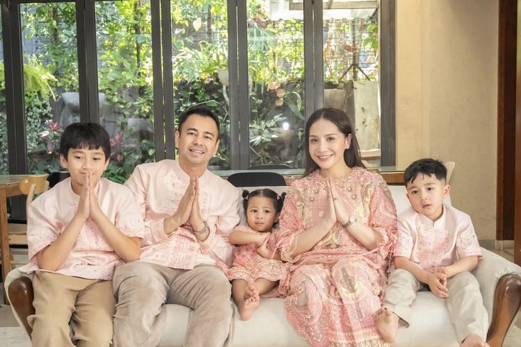 Intip Outfit Lebaran Raffi Ahmad dan Nagita Slavina, Serasi Pakai Pink