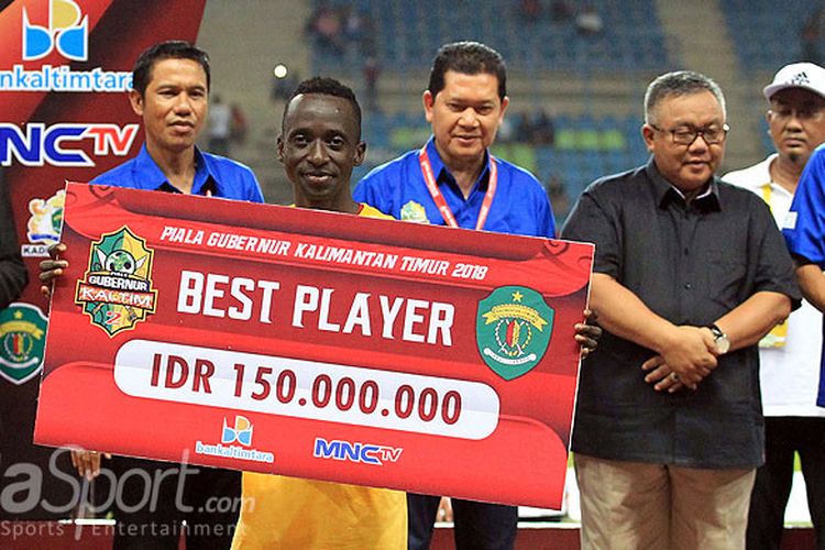 Gelandang Sriwijaya FC, Makan Konate, menerima hadiah uang tunai sebagai penghargaan pemain terbaik Piala Gubernur Kaltim 2018 usai laga final melawan Arema FC di Stadion Palaran Samarinda, Kalimantan Timur, Minggu (04/03/2018) malam.