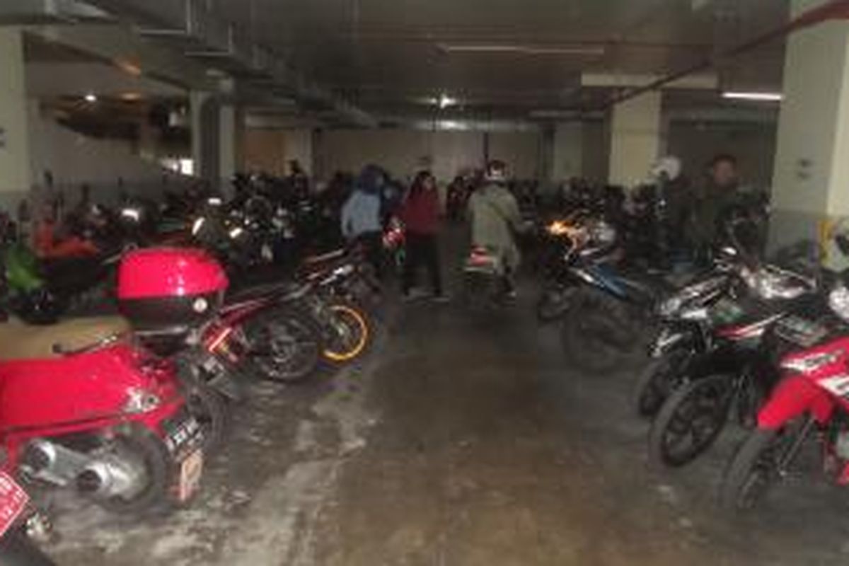 Situasi di lantai 3 basement Gedung DPRD DKI yang menjadi lokasi parkir sepeda motor, Selasa (1/9/2015)