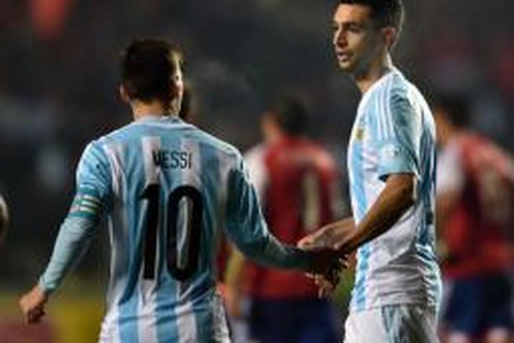 Dua pemain tim nasional Argentina, Lionel Messi (kiri) dan Javier Pastore, saat laga melawan Paraguay, di Estadio Municipal Alcaldesa Ester Roa Rebolledo, Concepcion, Rabu (1/7/2015) pagi WIB
