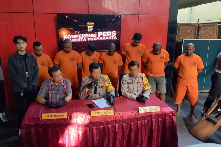 Tampang pelaku penganiayaan dan penusukan santri saat ditangkap oleh Polisi, Selasa (29/10/2024)