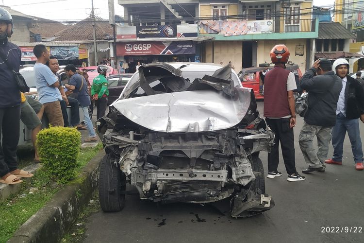 Mobil Mitsubishi Xpander yang menabrak angkutan kota dan warung berhasil dievakuasi di parkir di perumahan Pesona Cibeureum, Kecamatan Sukaraja, Sukabumi, Jawa Barat, Kamis (22/9/2022).