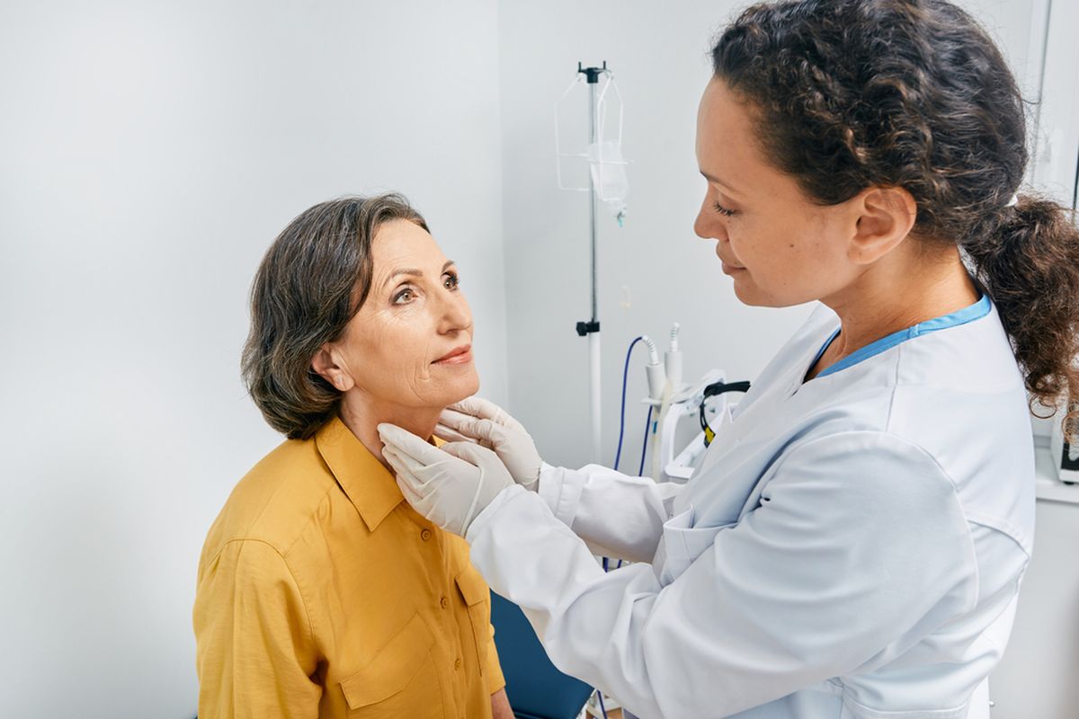 Jika penyebab rambut sering rontok adalah karena masalah tiroid, berkonsultasilah dengan dokter untuk menemukan pengobatan yang tepat, termasuk mengatasi kondisi yang mendasari.