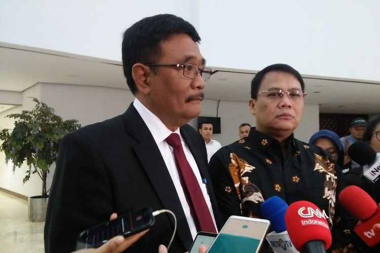 Ketua DPP PDI-P Djarot Saiful Hidayat (kiri) di Kompleks Parlemen, Senayan, Jakarta, Senin (13/1/2020).