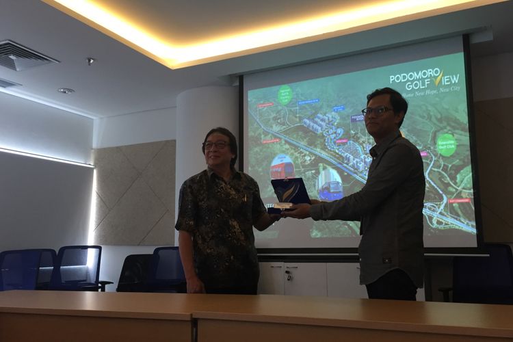 Assistant Vice President Marketing Podomoro Golf View Alvin Andronicus menyerahkan plakat kepada Pemimpin Redaksi Kompas.com Wisnu Nugroho di Menara Kompas, Jakarta, Selasa (26/2/2019).