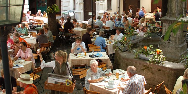 Hofbrauhaus Beer Hall Munchen. Di dalam bangunan Hofbrauhaus terdapat restoran, ruang pertunjukan musik, toko suvenir dan tentunya aula dan taman bir.