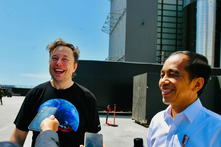 Presiden Joko Widodo bersama Elon Musk di Kantor Space X yang berada  di Boca Chica, Amerika Serikat, Sabtu (14/5/2022).