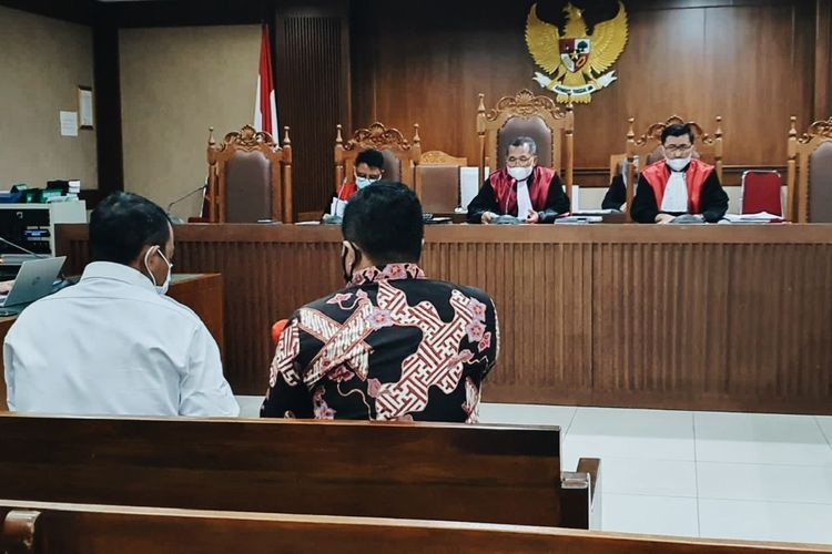 Dua terdakwa kasus suap pengurusan perkara di KPK, eks penyidik KPK Stepanus Robin Pattuju dan rekannya Maskur Husain. Keduanya menjalani sidang putusan di Pengadilan Tindak Pidana Korupsi (Tipikor) Jakarta, Rabu (12/1/2022). 