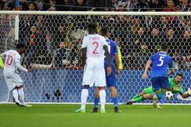 Kiper Juventus, Gianluigi Buffon (kanan), berhasil mementahkan tendangan penalti penyerang Lyon, Alexandre Lacazette (kiri), saat kedua tim bertemu pada pertandingan Liga Champions di Stadion Parc Olympique Lyonnais, Selasa (18/10/2016) atau Rabu dini hari WIB. 
