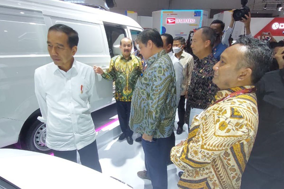 Presiden Joko Widodo di booth Esemka, JIEXpo, Kemayoran, Jakarta Pusat, Kamis (16/2/2023).