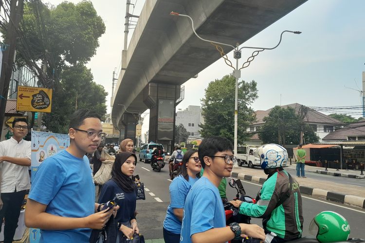 Guru dan murid SMA Cenderawasih 1, Jakarta Selatan berbagi takjil di Jalan Raya RS Fatmawati 