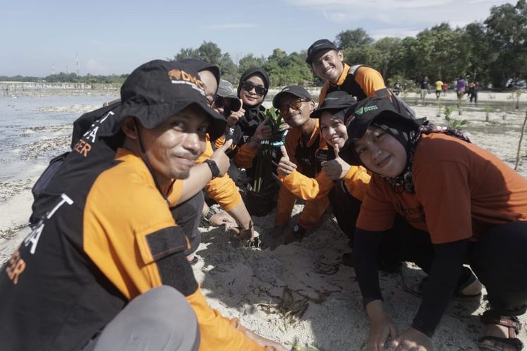 Kolaborasi WALHI dan DMC Dompet Dhuafa dorong perlindungan dan pemulihan wilayah pesisir dari ancaman bencana iklim dengan langkah menanam 1000 bibit mangrove yang diawali di kawasan Pulau Pari, Kepulauan Seribu, Jakarta, pada Senin (8/7/2024).