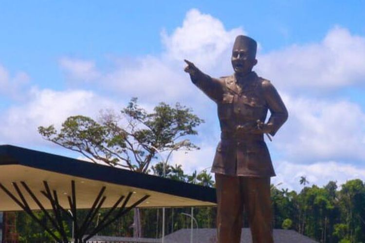 Patung Bung Karno dengan gaya menunjuk ke arah depan dan memegang tongkat komando, berdiri di gerbang masuk Pos Lintas Batas Negara (PLBN) Yetetkun, Distrik Ninati, Boven Digoel, Papua Selatan, Kamis (17/8/2023).