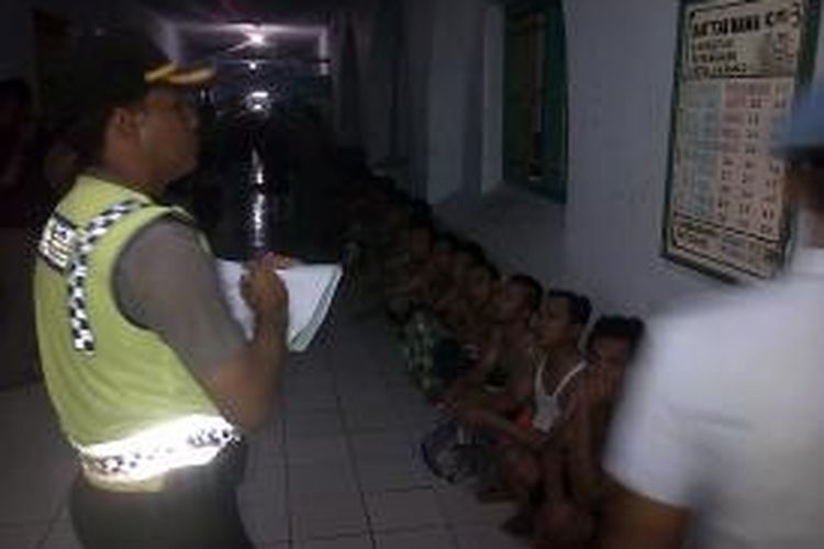 Kabag Ops Polres Semarang Kompol Dax Emmanuelle Samson Manuputy mendata para penghuni kamar sel nomor 3 Blok II Lapas Ambarawa, Rabu (14/5/2015) malam