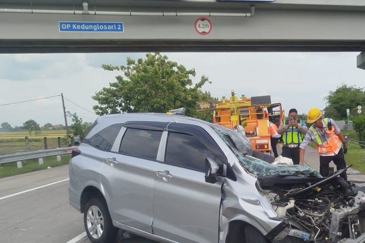 Petugas dari PJR Jatim III Polda Jawa Timur, memeriksa kondisi kendaraan yang mengalami kecelakaan di jalan tol Jombang - Mojokerto, Rabu (7/1/2026).