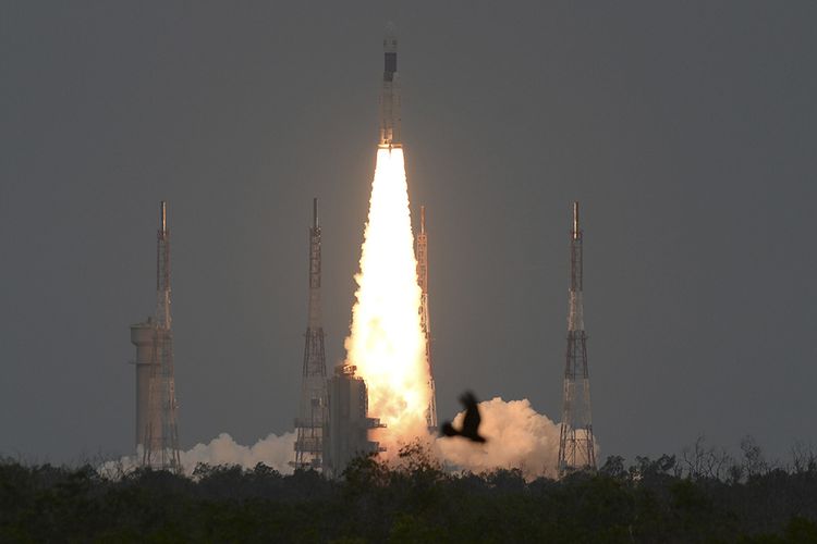 Roket Chandrayaan-2 saat diluncurkan dari Pusat Antariksa Satish Dhawan Sriharikota, pada Senin (22/7/2019), pukul 14.43 petang waktu setempat. Peluncuran bersejarah itu akan menjadi pencapaian besar bagi India, menyusul Rusia, Amerika Serikat, dan China, sebagai negara yang pernah melakukan misi pendaratan pesawat luar angkasa ke Bulan.