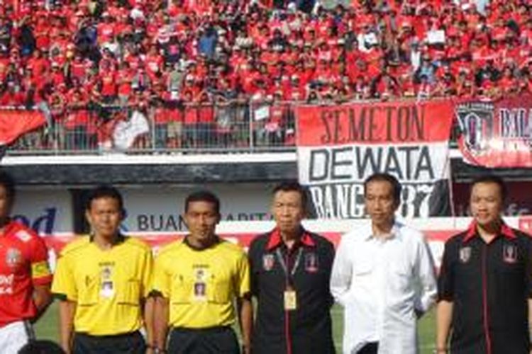 Presiden Joko Widodo berpose bersama tim pada laga perdana Piala Presiden 2015 di Stadion I Wayan Dipta, Gianyar, Bali, Minggu (30/8/2015) 