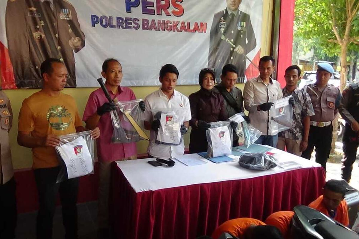 Beberapa barang bukti kasus perkelahian massal menggunakan Sajam dan Senpi yang melibatkan warga Desa Tanah Merah Laok dan warga Desa Baipajung, Kecamatan Tanah Merah, Kabupaten Bangkalan, Jawa Timur ditunjukkan oleh Polres Bangkalan.