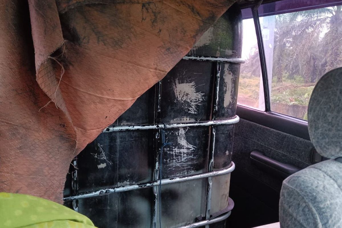  Penampakan baby tangki di mobil Toyota Kijang Krista yang digunakan pria inisial MIS untuk membeli solar subsidi