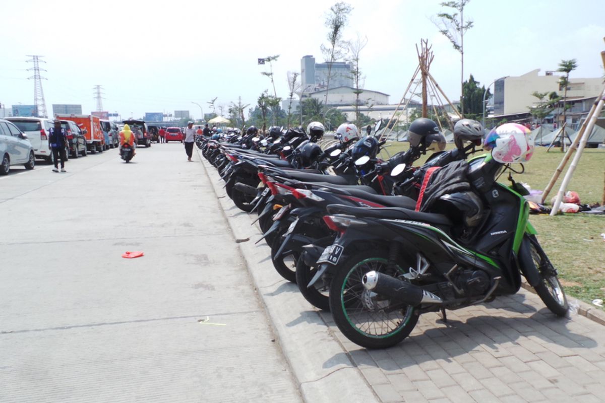 Parkir sepeda motor di Jalan Kepanduan II, Kalijodo, Jakarta Barat, Senin (24/4/2017).