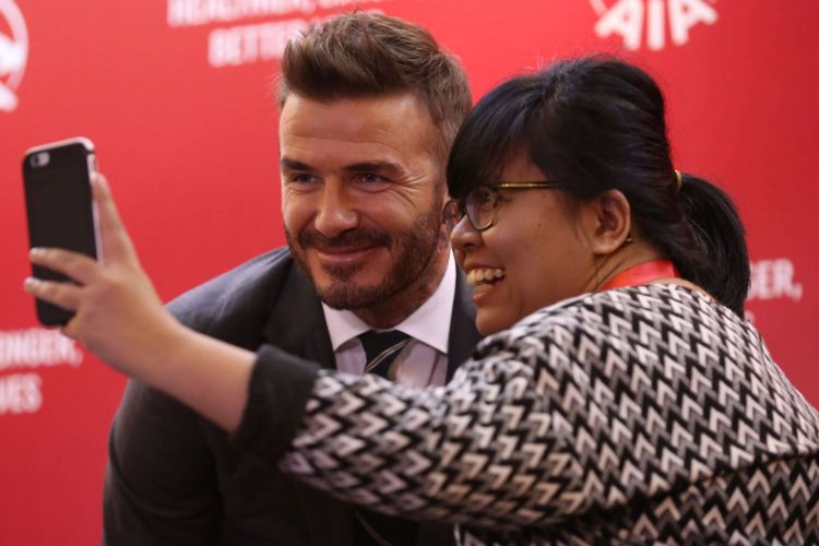 Seorang wartawan berswa foto dengan AIA Global Ambassador David Beckham saat acara Temu Media AIA di Hotel Raffles, Kuningan, Jakarta, Senin (26/03/2018). Dalam acara ini AIA bersama David Beckham mengajak masyarakat Indonesia untuk hidup lebih sehat, lebih lama, lebih baik.