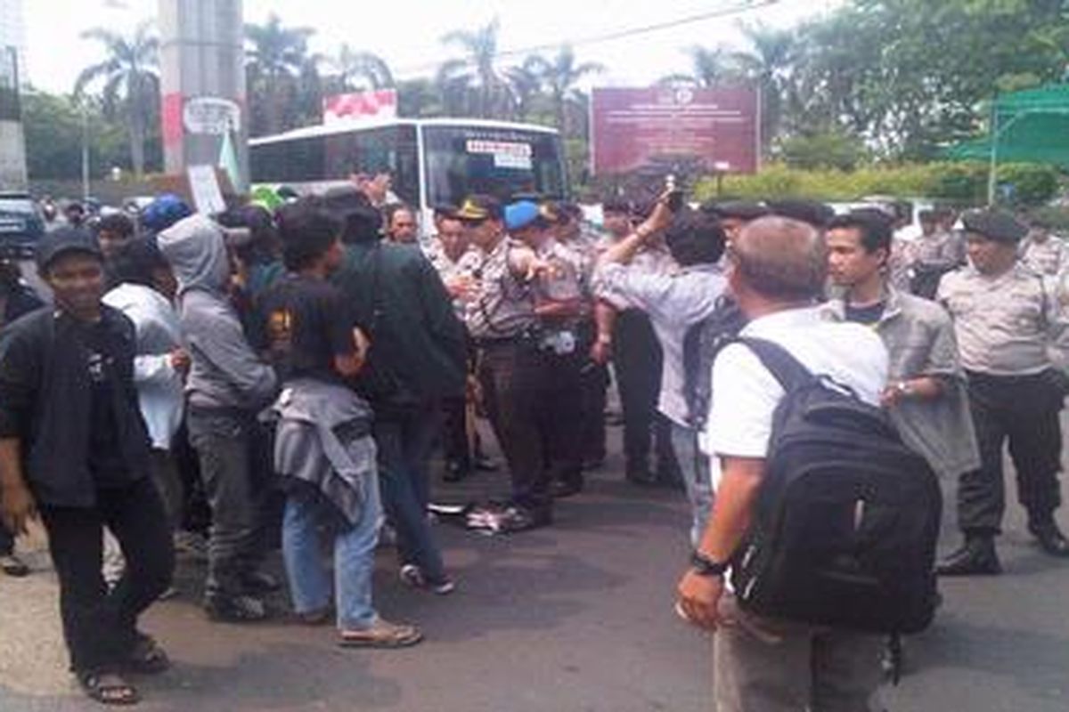 Unjuk rasa menentang RUU Intelijen yang sudah disahkan DPR berakhir ricuh, Selasa (11/10/2011)