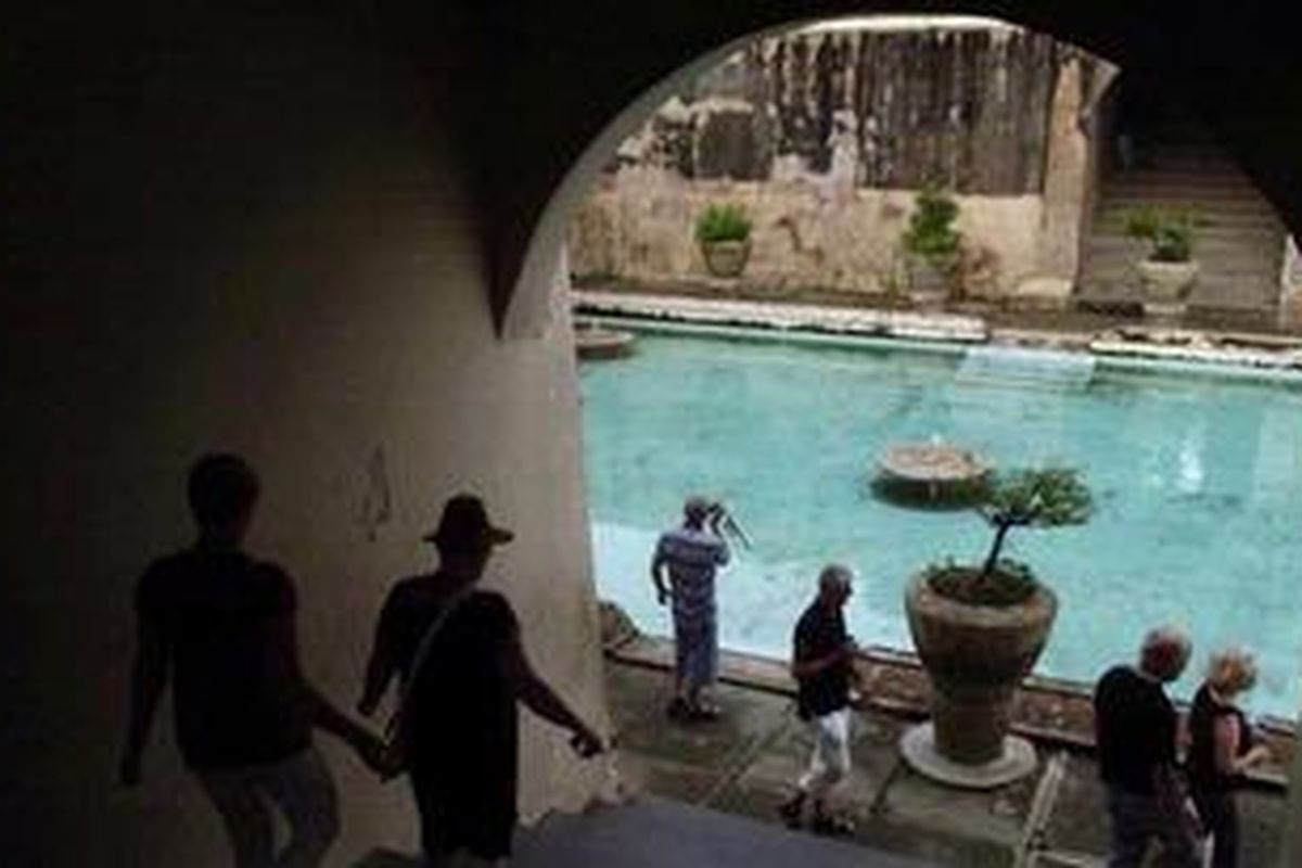 Wisatawan asal Belanda mengunjungi obyek wisata Istana Air Taman Sari, Yogyakarta, Jumat (13/5/2011). Wisatawan asing pengunjung tempat permandian raja yang dibangun pada masa pemerintahan Sultan Hamengku Buwono I tersebut mayoritas berasal dari Belanda dan Perancis. 