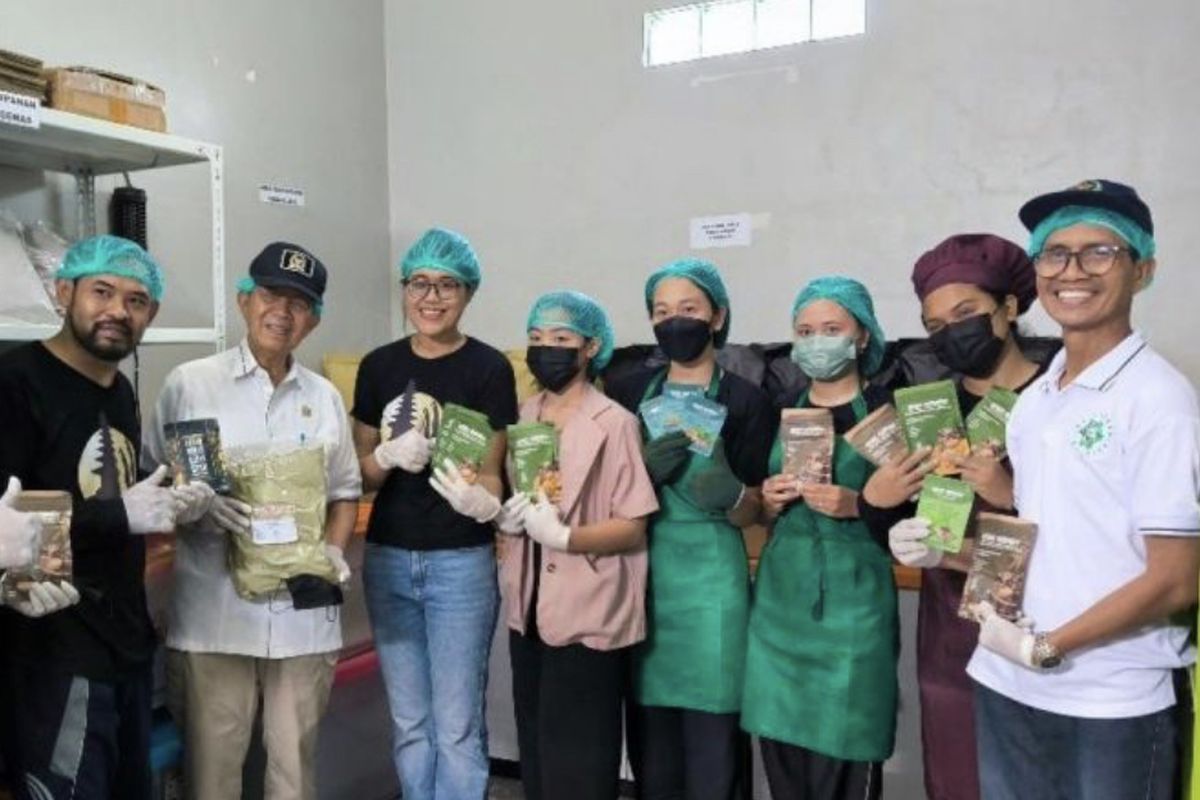 Anggota DPD Made Mangku Pastika berfoto bersama tim dan pemilik usaha Nenek Moyang69 Ketut Dian Sugiantari di Gianyar, Minggu (18/2/2024). 