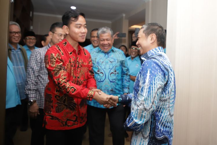 Putra Presiden Joko Widodo, Gibran Rakabuming Raka, sowan ke Partai Gelora pada Sabtu (21/10/2023). 