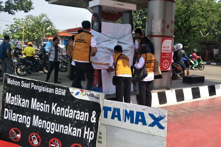 Stasiun Pengisian Bahan Bakar Umum (SPBU) di Jalan Ibrahim Adjie, Kiaracondong, Kota Bandung, disegel tim gabungan dari Direktorat Perlindungan Konsumen dan Tertib Niaga (Ditjen PKTN) Kementerian Perdagangan, Jumat (19/10/2018).