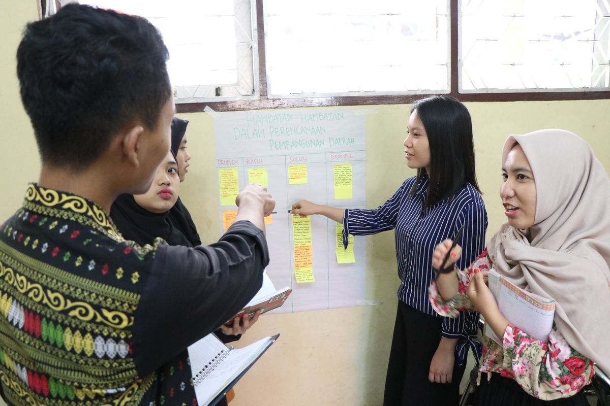 Perkuliahan IPS di FKIP Universitas Jambi. Mahasiswa calon guru difasilitasi untuk lebih banyak berdiskusi memecahkan masalah yang terkait dengan kehidupan sehari-hari.