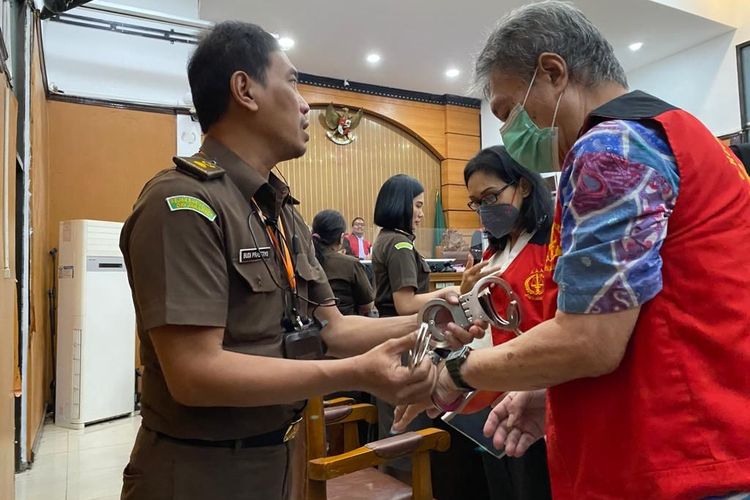 So Kasandar dan Metty Kapantow, dua terdakwa dalam kasus penganiayaan asisten rumah tangga (ART) asal Pemalang bernama Siti Khotimah (23) di apartemen bilangan Kebayoran Lama, Jakarta Selatan, Senin (12/6/2023). 