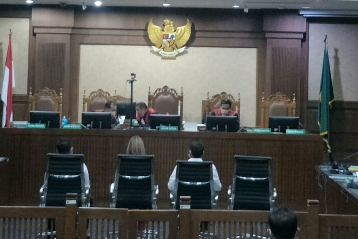 Sidang lanjutan terkait kasus narkoba dengan terdakwa artis Nia Ramadhani dan suaminya, Ardi Bakrie serta sang sopir, Zen Vivanto berlangsung di Pengadilan Negeri Jakarta Pusat, pada Kamis (16/12/2021).